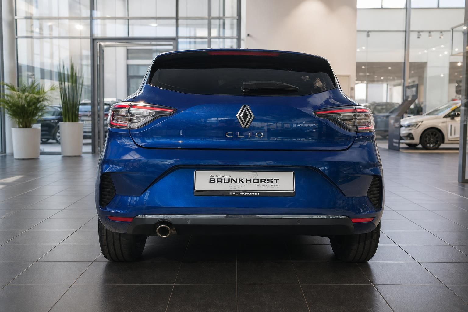 Renault Clio blau Heckansicht im Autohaus - kompakter Kleinwagen mit modernem Design