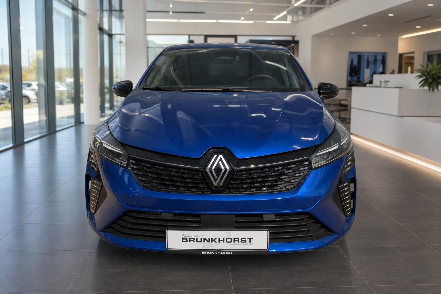 Renault Clio blau Frontansicht im Autohaus - kompakter Kleinwagen mit LED-Scheinwerfern