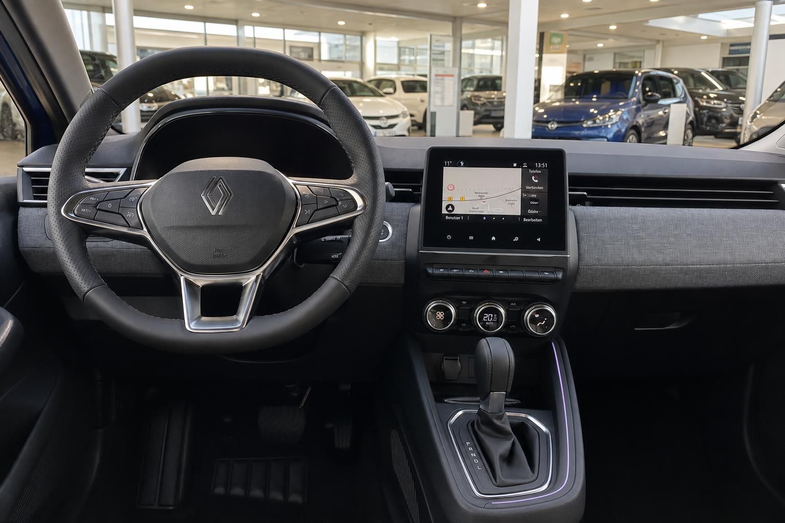 Renault Clio Cockpit mit Touchscreen, Lenkrad und Klimaanlage - modernes Interieur