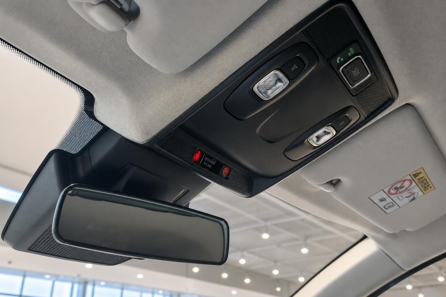 Fahrzeug Innenraumdetail - Dachhimmel mit Innenbeleuchtung und Rückspiegel