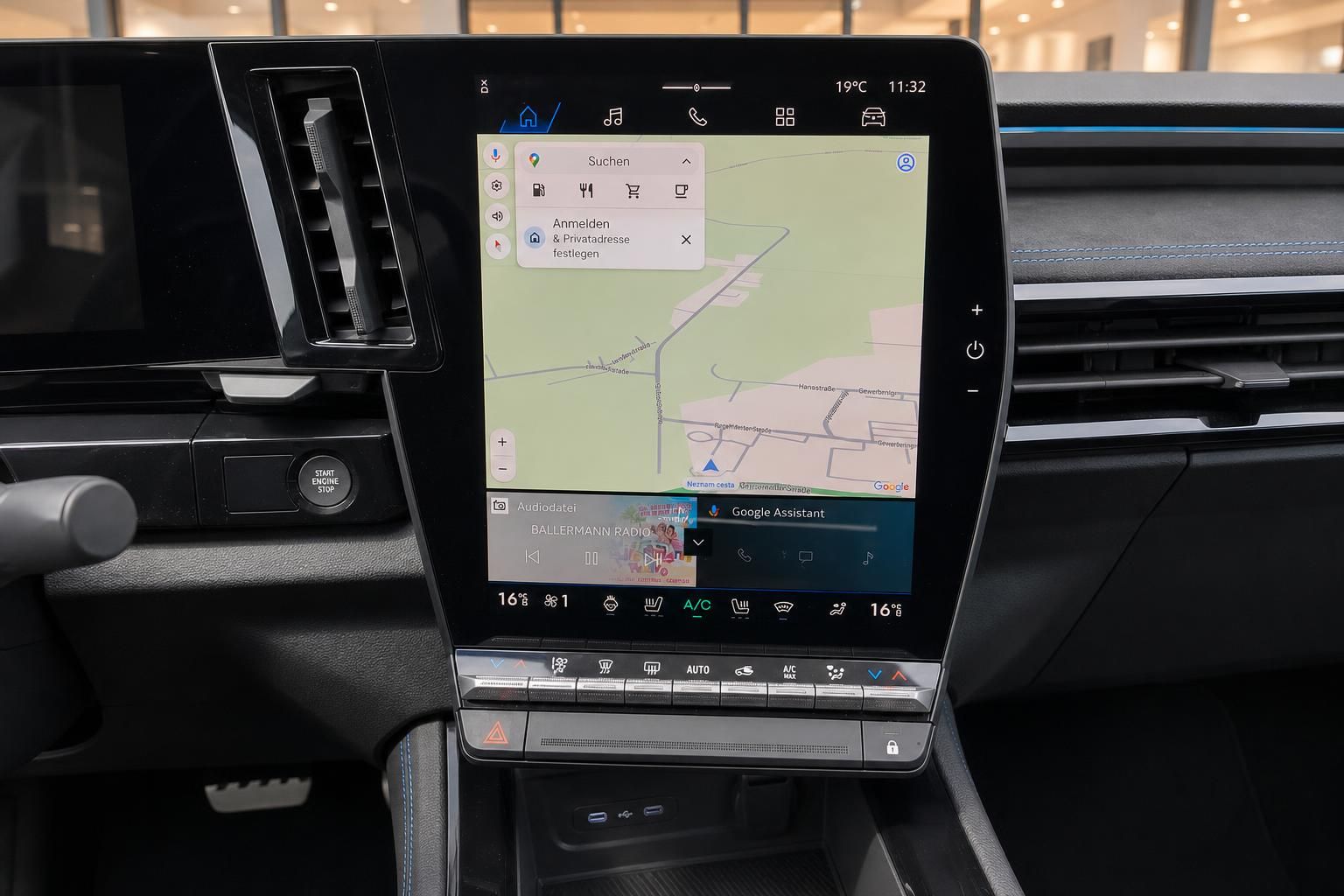 Fahrzeug Infotainment-System - großer Touchscreen mit Navigation und Klimasteuerung