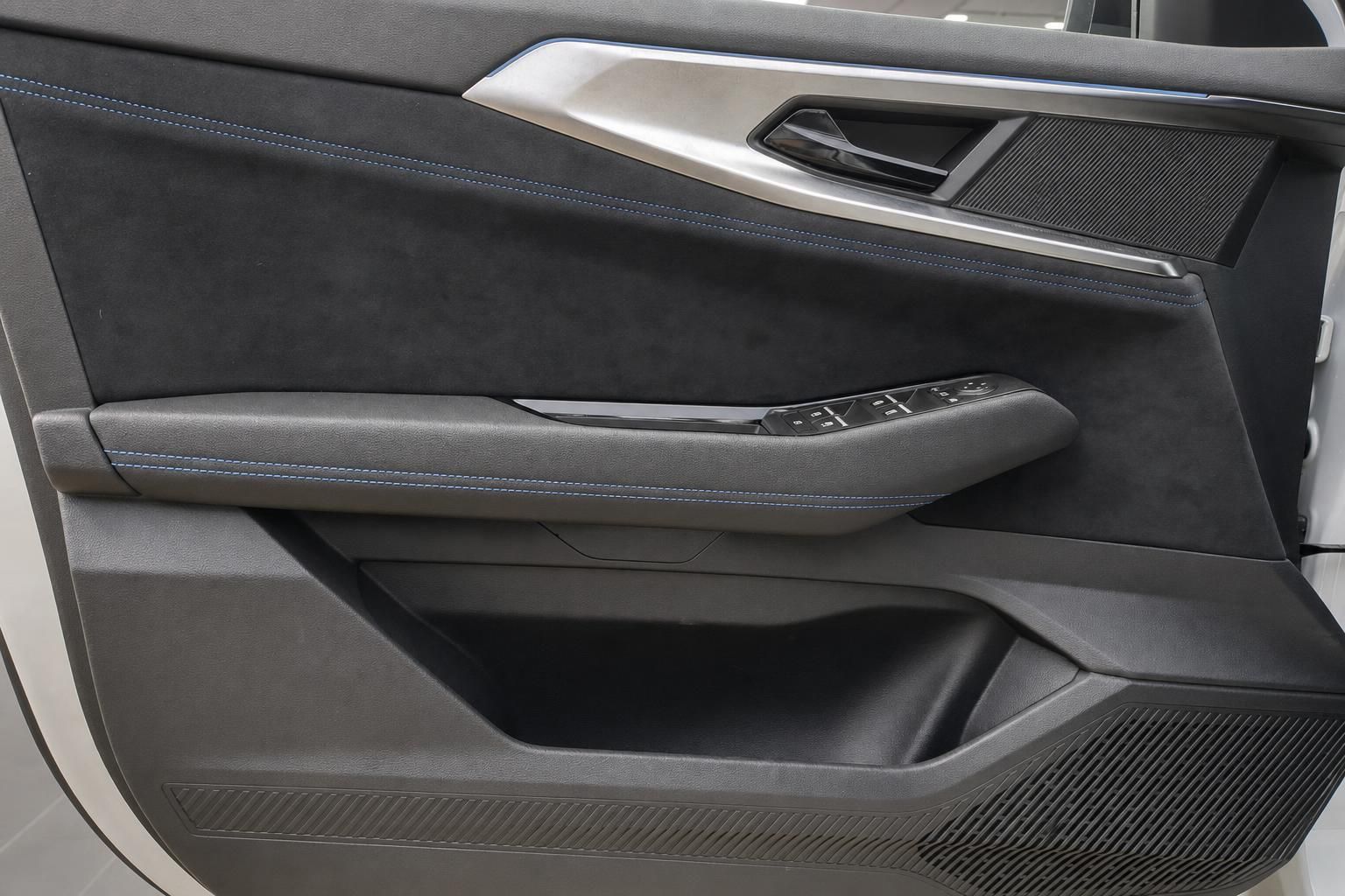 Auto Türverkleidung - elegante Innenausstattung mit Fensterheberknöpfen und Türgriff