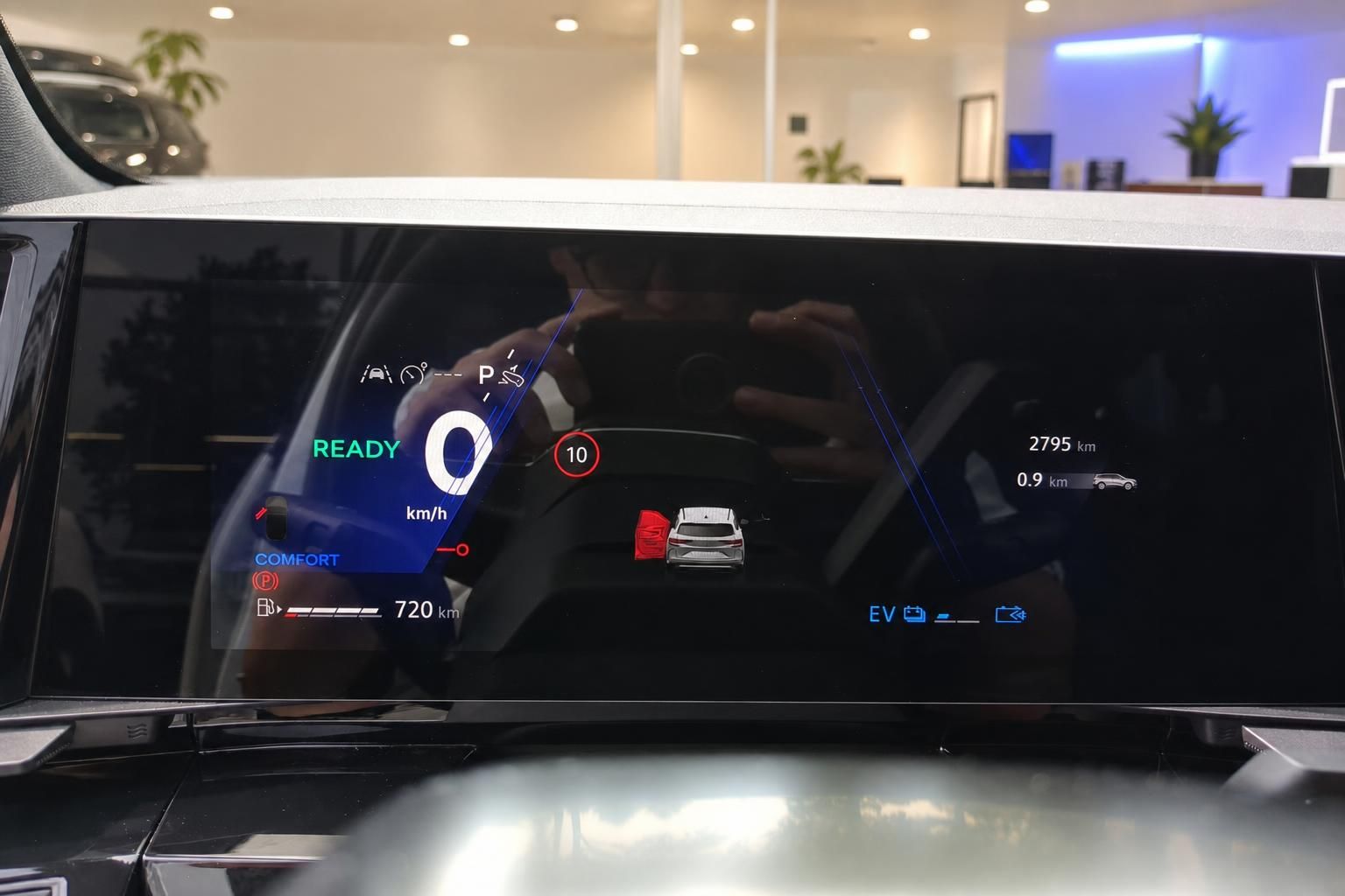 Digitales Armaturenbrett mit Fahrerassistenzsystem im modernen Fahrzeug-Cockpit