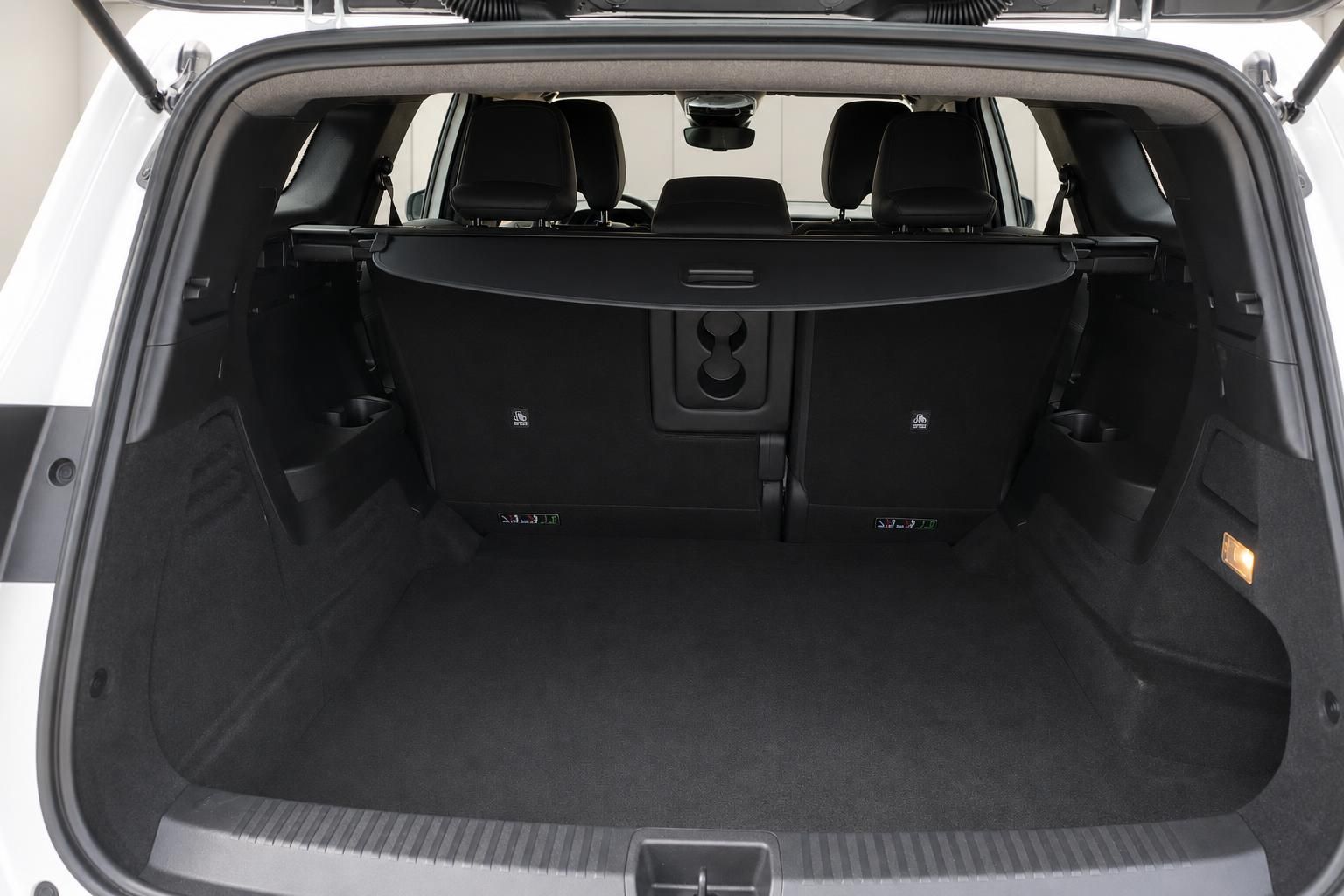 Geräumiger Kofferraum eines SUV mit umgeklappter Rückbank und schwarzer Innenausstattung