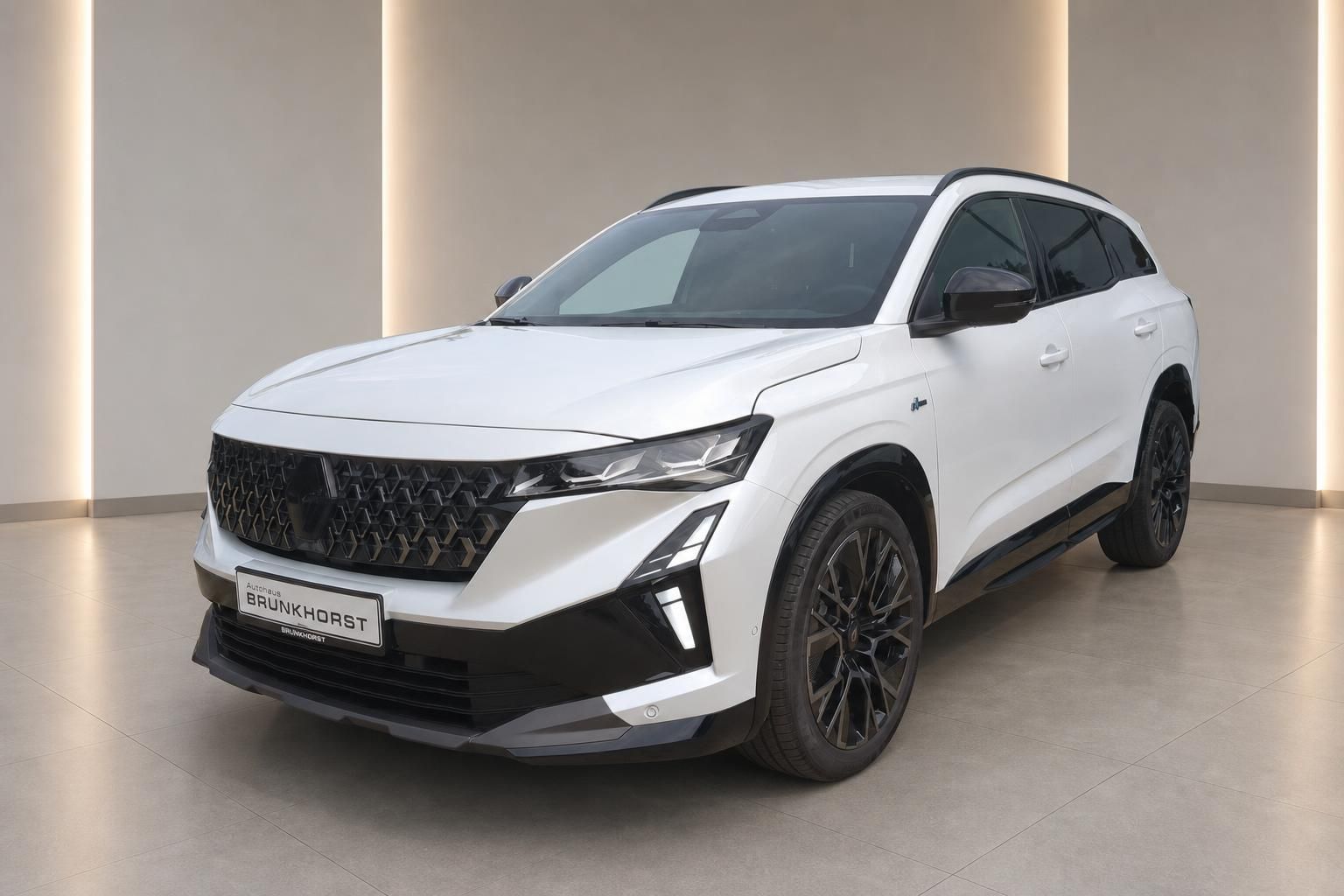 Weißer Renault Espace SUV in modernem Autohaus-Showroom von Brünkhorst