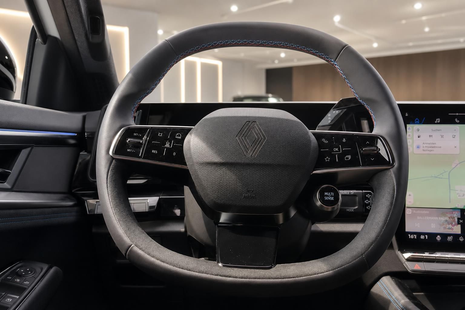 Renault Fahrzeug Innenraum - modernes Lenkrad und Cockpit mit Touchscreen-Display