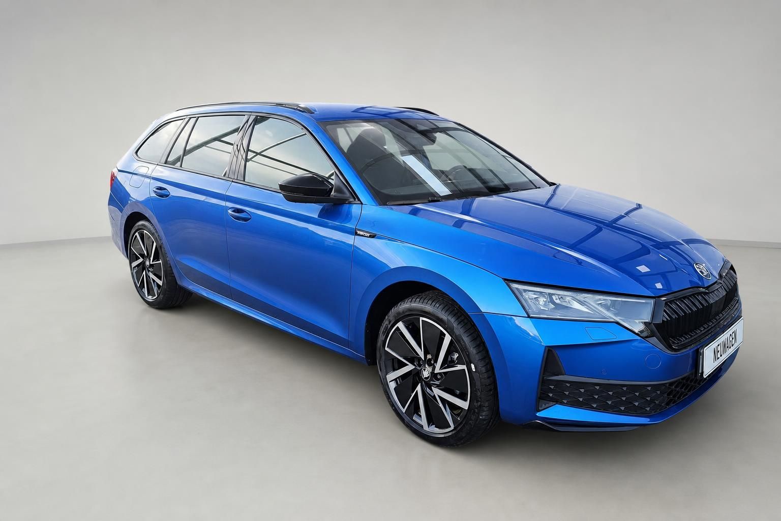 Skoda Octavia Combi blau, Seitenansicht schraeg vorne, Neuwagen