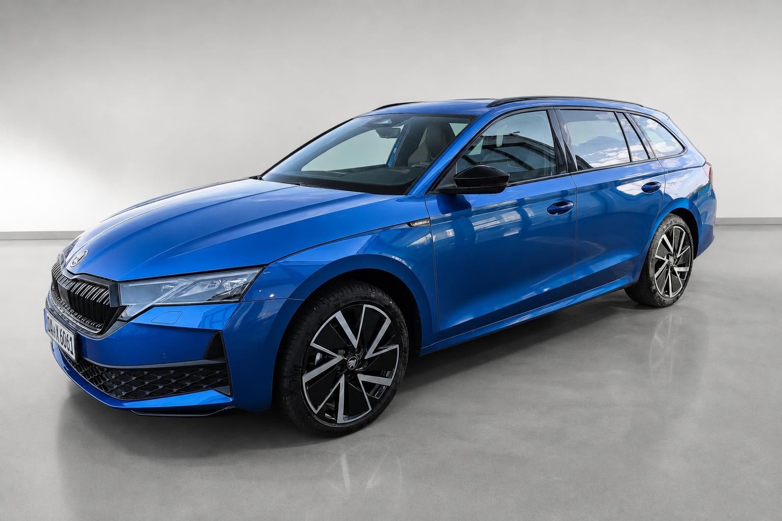 Skoda Octavia Combi blau, Frontansicht schraeg im Studio