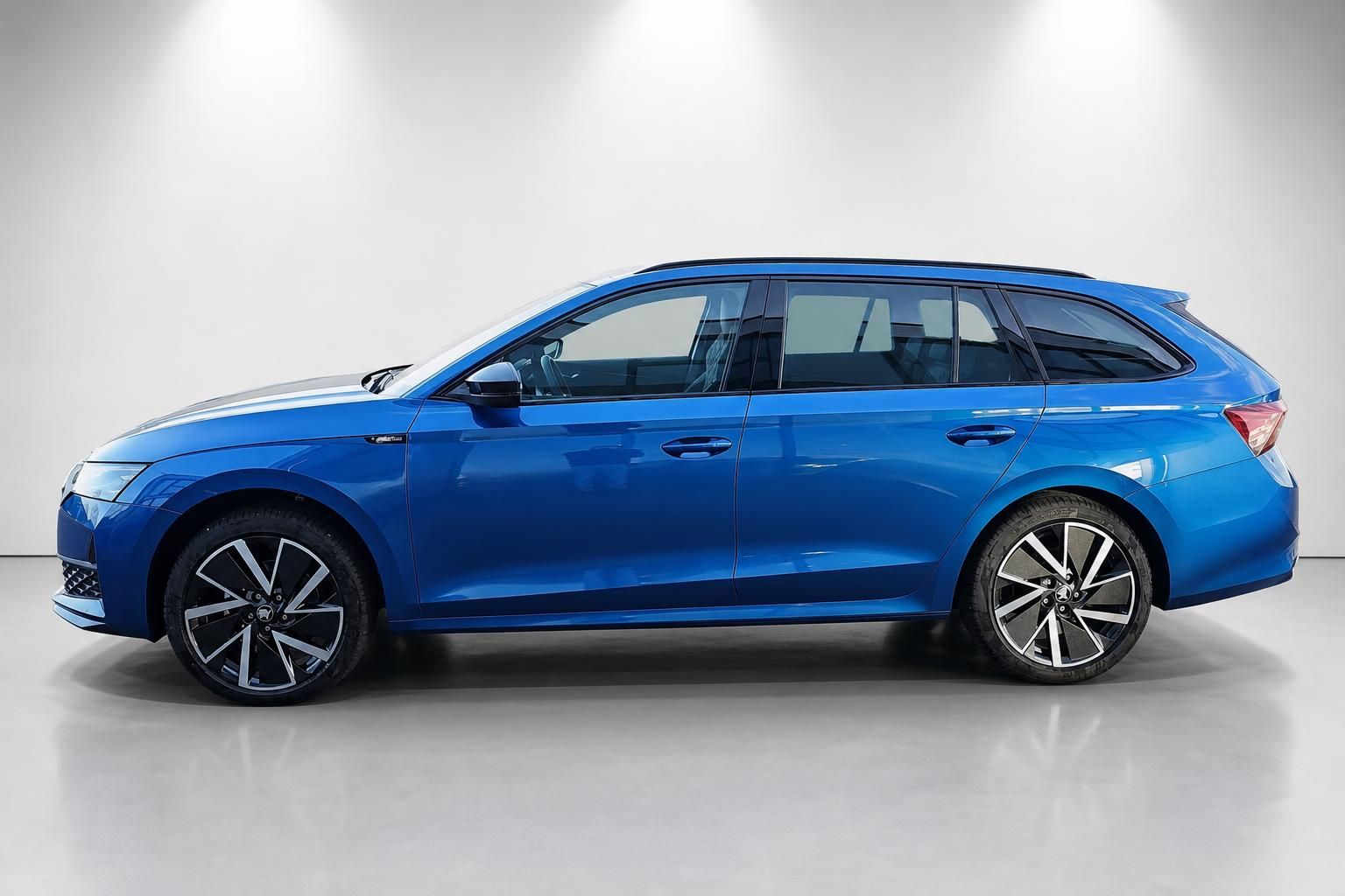 Skoda Octavia Combi blau, Seitenansicht im Profil, Studioaufnahme