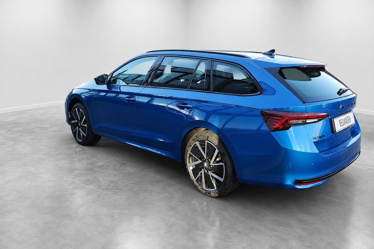 Skoda Octavia Combi blau, Heckansicht schraeg mit Kennzeichenhalter
