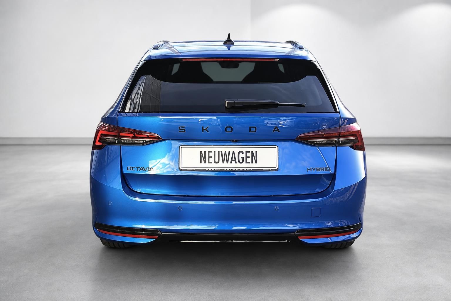 Skoda Octavia Combi Hybrid in Blau, Heckansicht im Studio