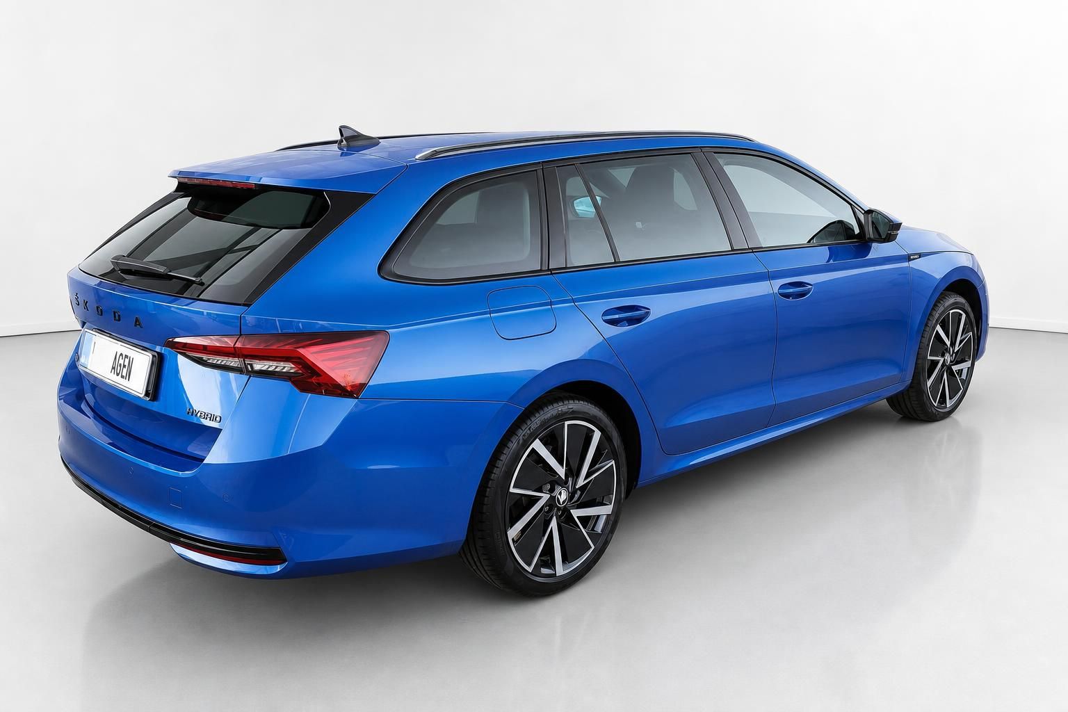 Skoda Octavia Combi Hybrid in Blau, Heckansicht seitlich