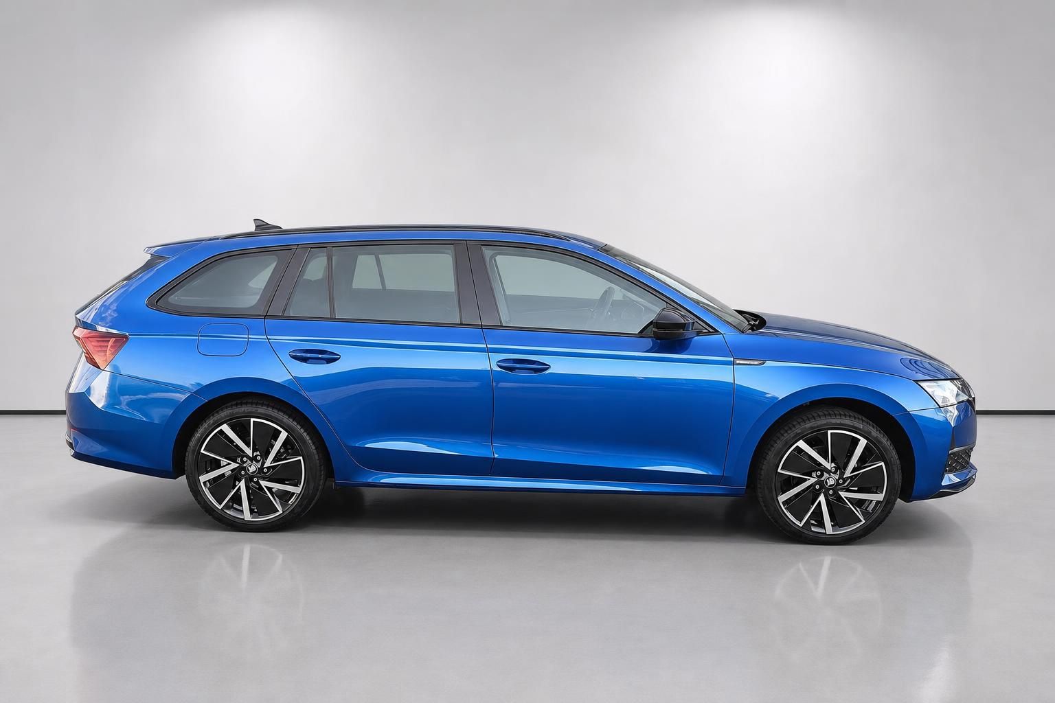 Skoda Octavia Combi in Blau, Seitenansicht im Fotostudio
