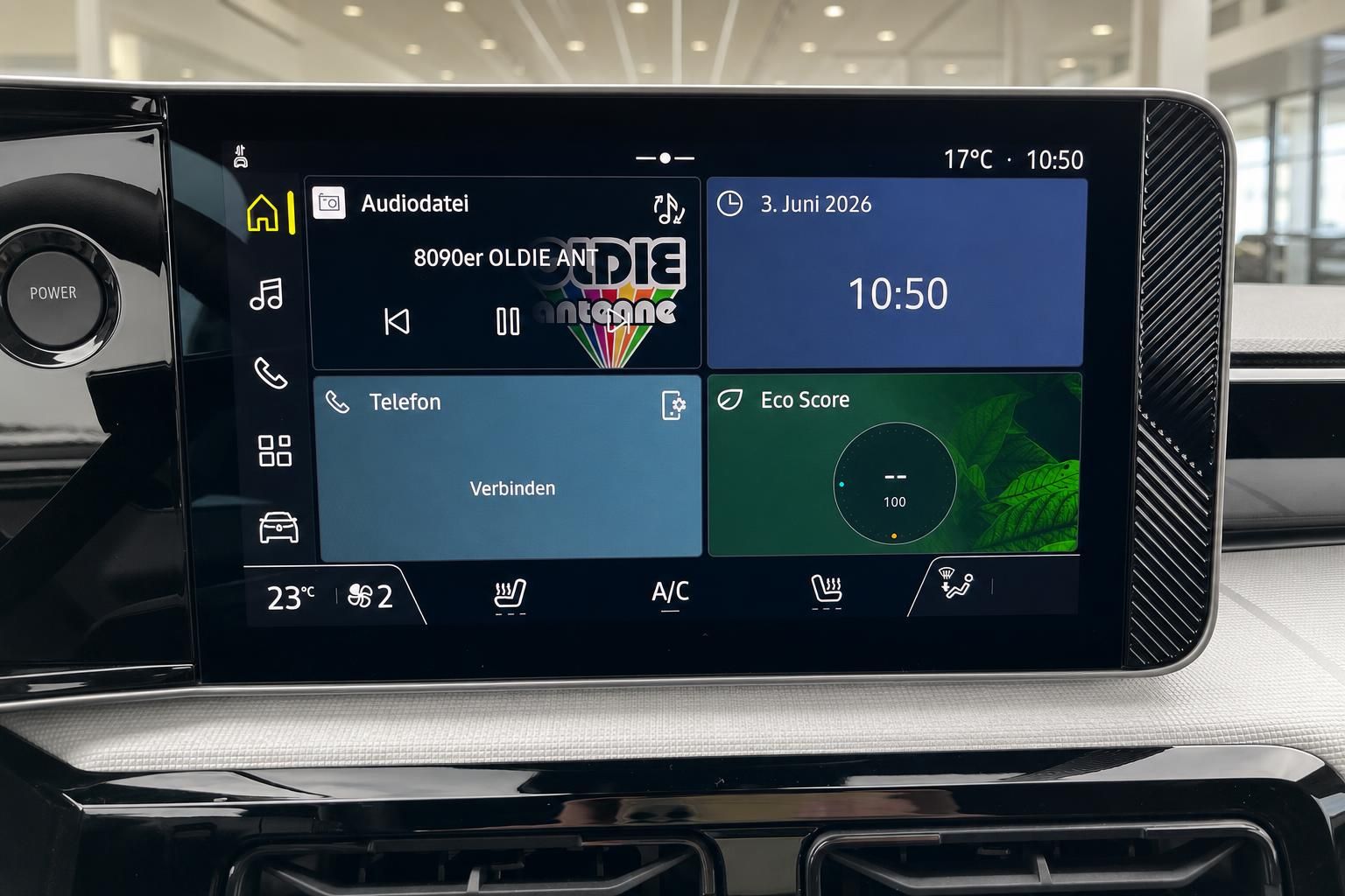 Renault Infotainment-System Display mit Audiodatei und Klimasteuerung im Auto