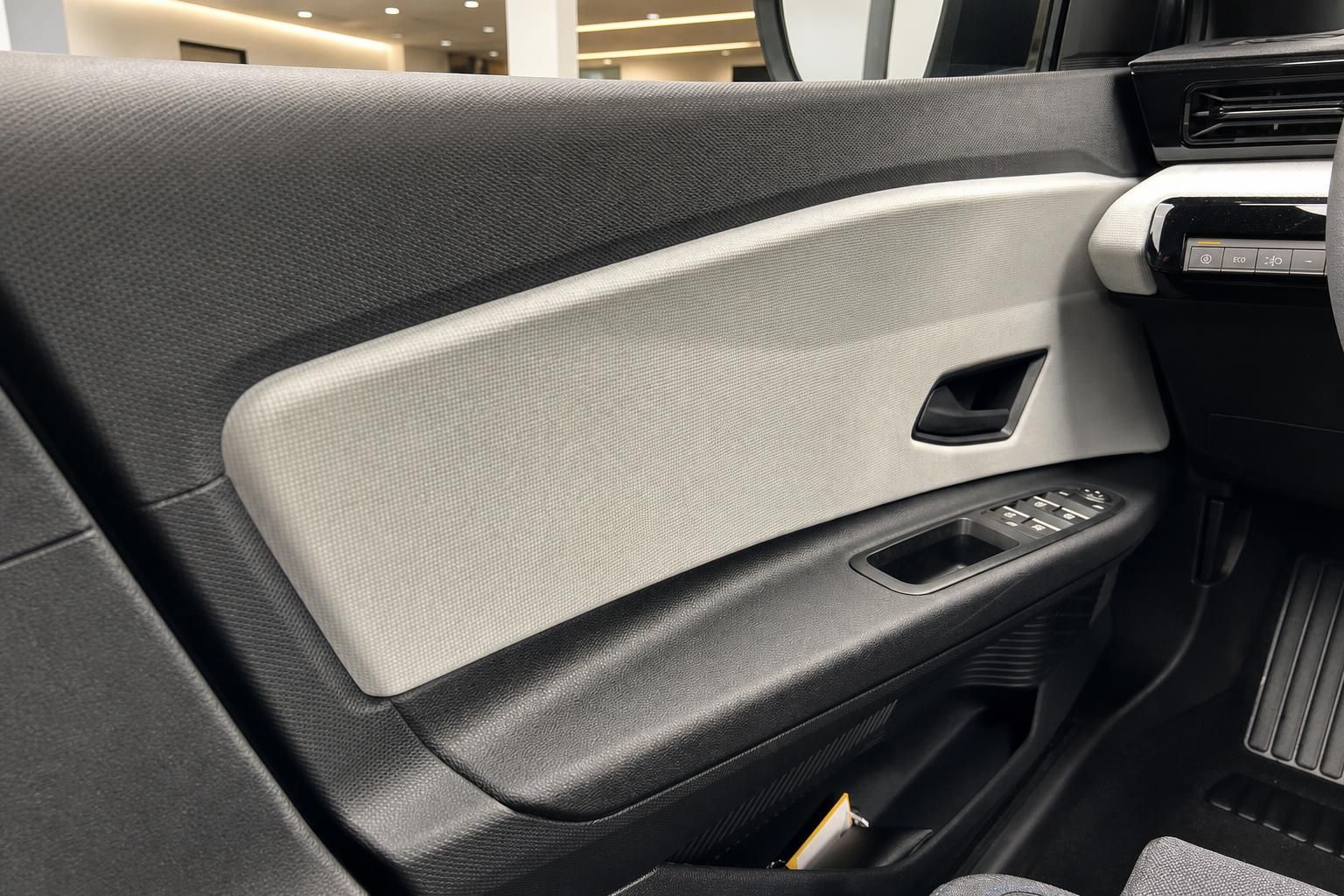 Renault Fahrzeug Tuerverkleidung mit Fensterheberknöpfen und Innenausstattung