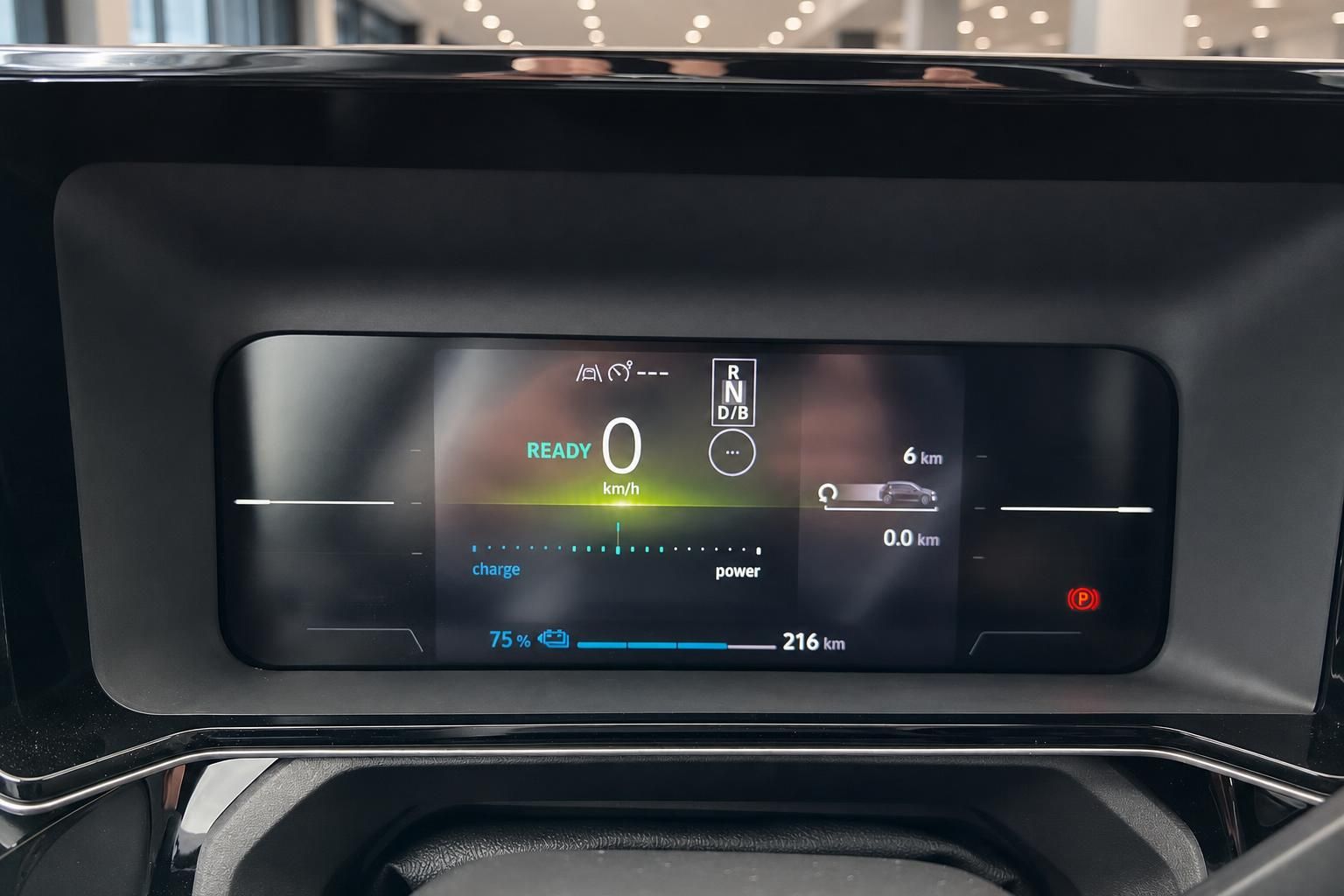 Digitales Kombiinstrument eines Elektrofahrzeugs mit Batteriestand und Reichweitenanzeige
