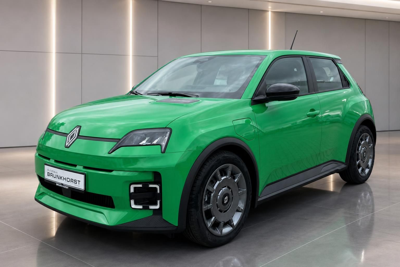 Grüner Renault Elektro-SUV in modernem Showroom - Seitenansicht mit sportlichen Felgen