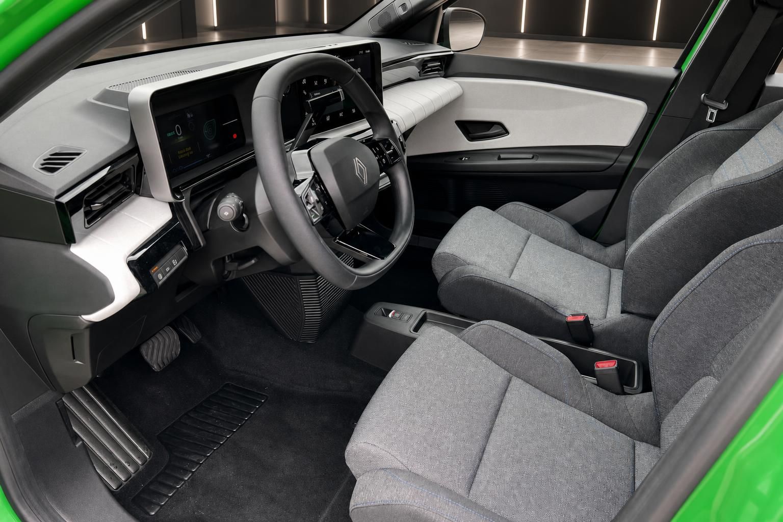Grauer Innenraum des Renault Elektro-SUV mit modernem Cockpit und Stoffsitzen