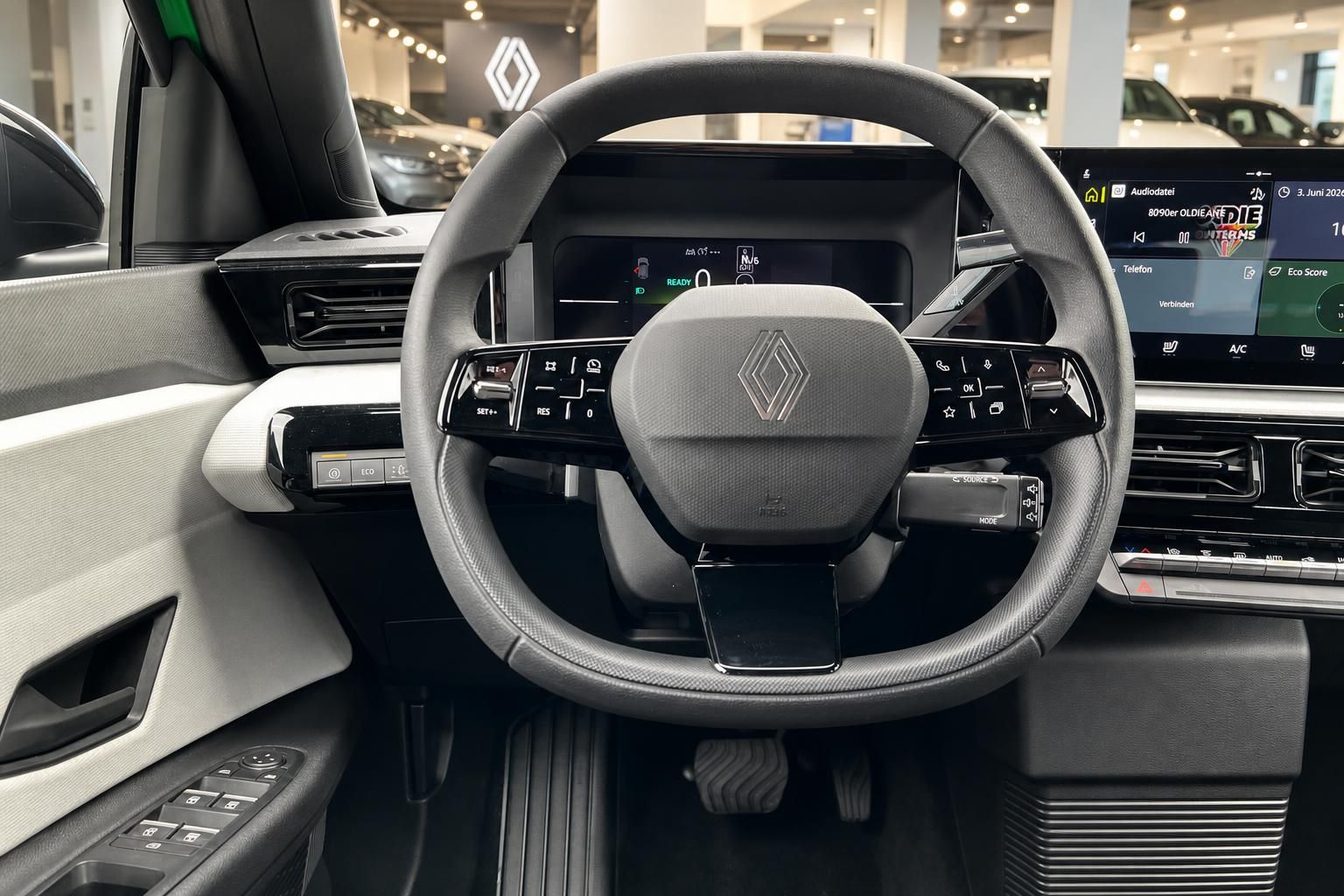 Modernes Lenkrad und Armaturenbrett des Renault Elektro-SUV mit digitalen Anzeigen