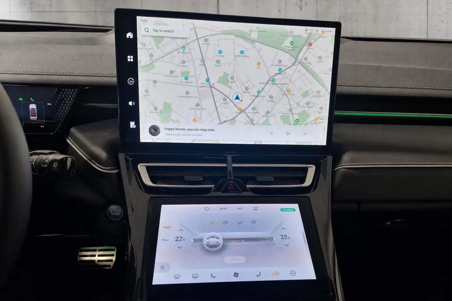 Cockpit mit Navigationssystem und Klimabedienung im modernen Fahrzeuginnenraum