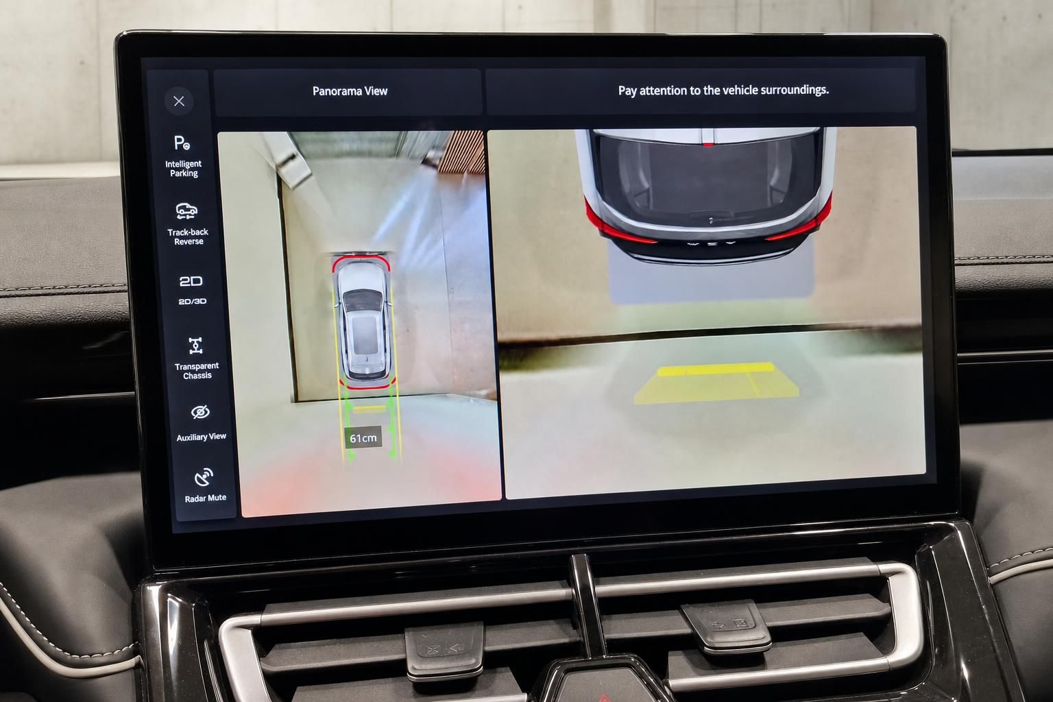 Fahrzeug-Infotainment mit Panorama-Rundumsicht und Einparkhilfe im Cockpit