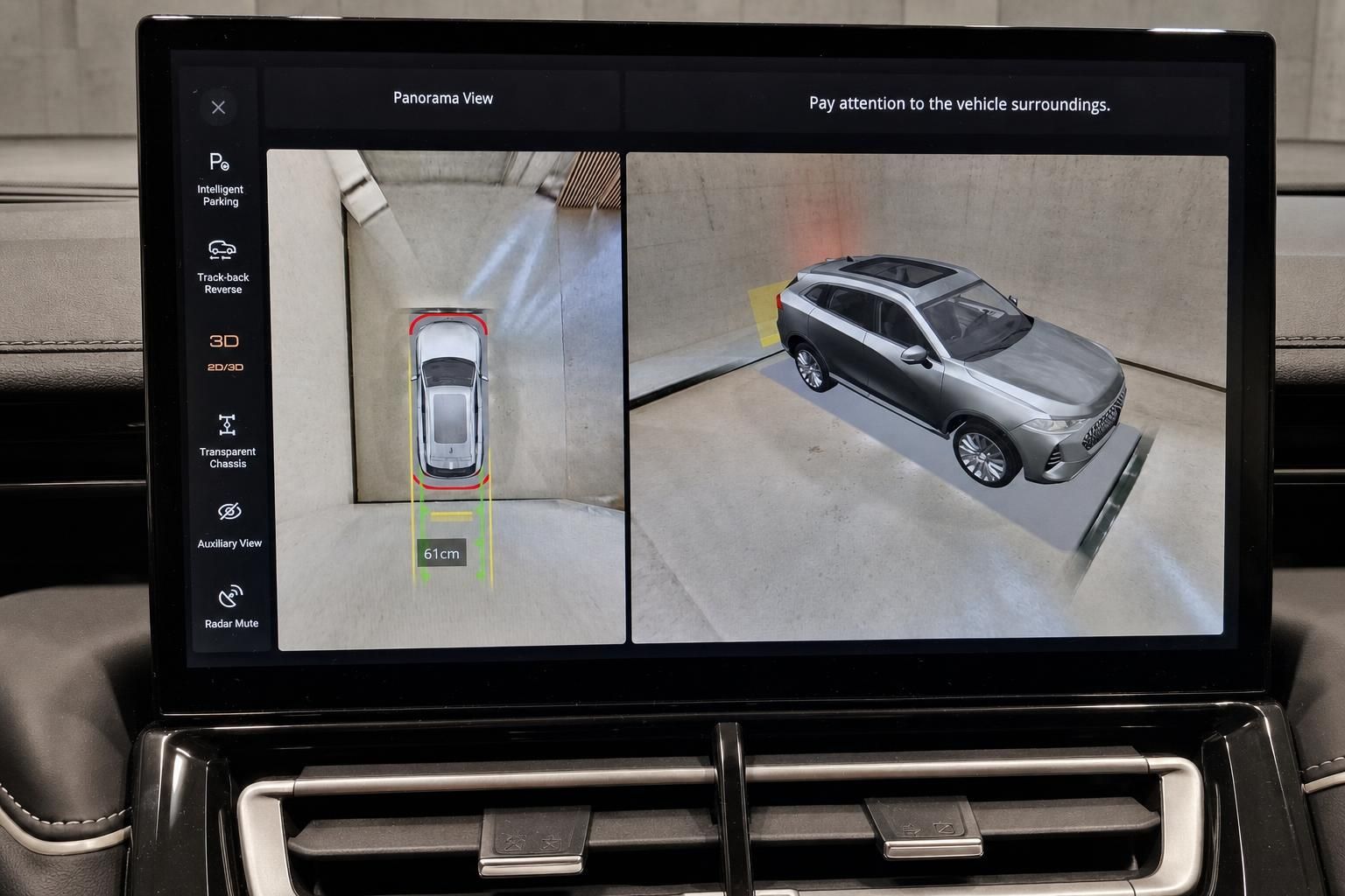 Infotainment-Display mit 3D-Panorama-Ansicht und Einparkassistent im Fahrzeug