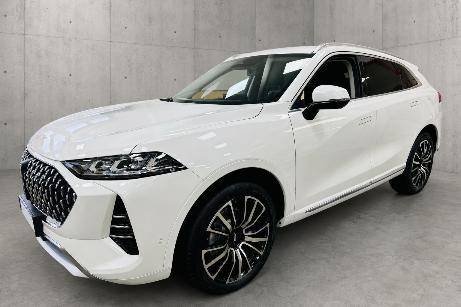 WEY SUV weiss Frontansicht mit markantem Kuehlergrill und Alufelgen