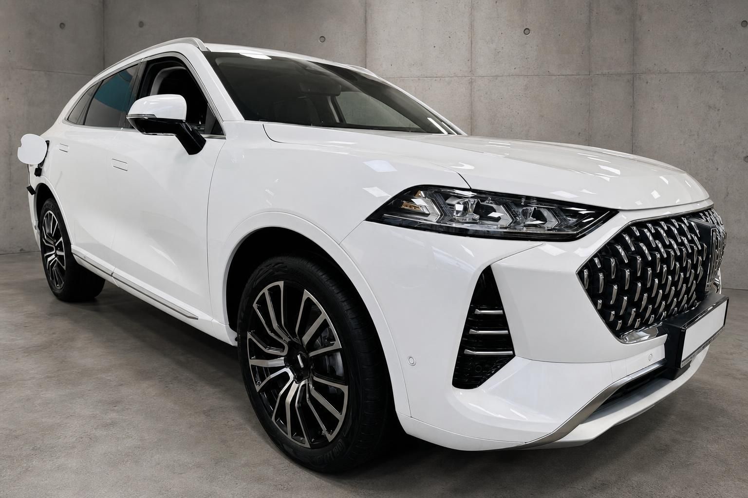 WEY SUV weiss Frontansicht seitlich mit Chrom-Kuehlergrill Detailansicht
