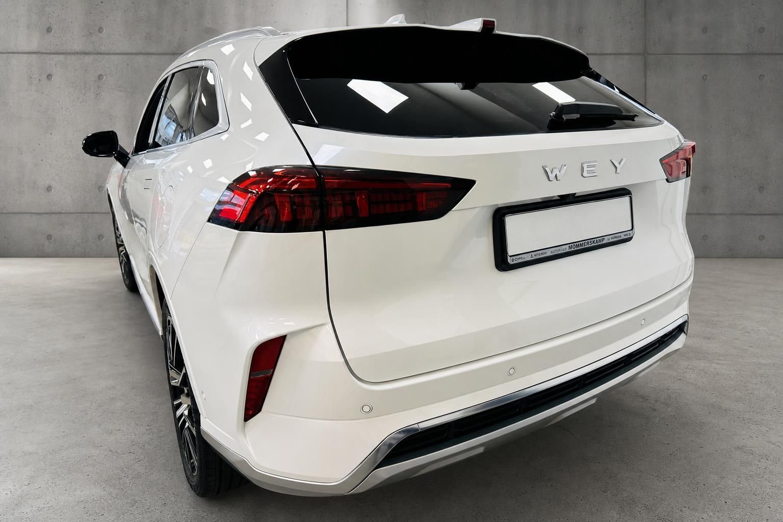 WEY SUV weiss Heckansicht mit LED-Ruecklichtern in Studioumgebung