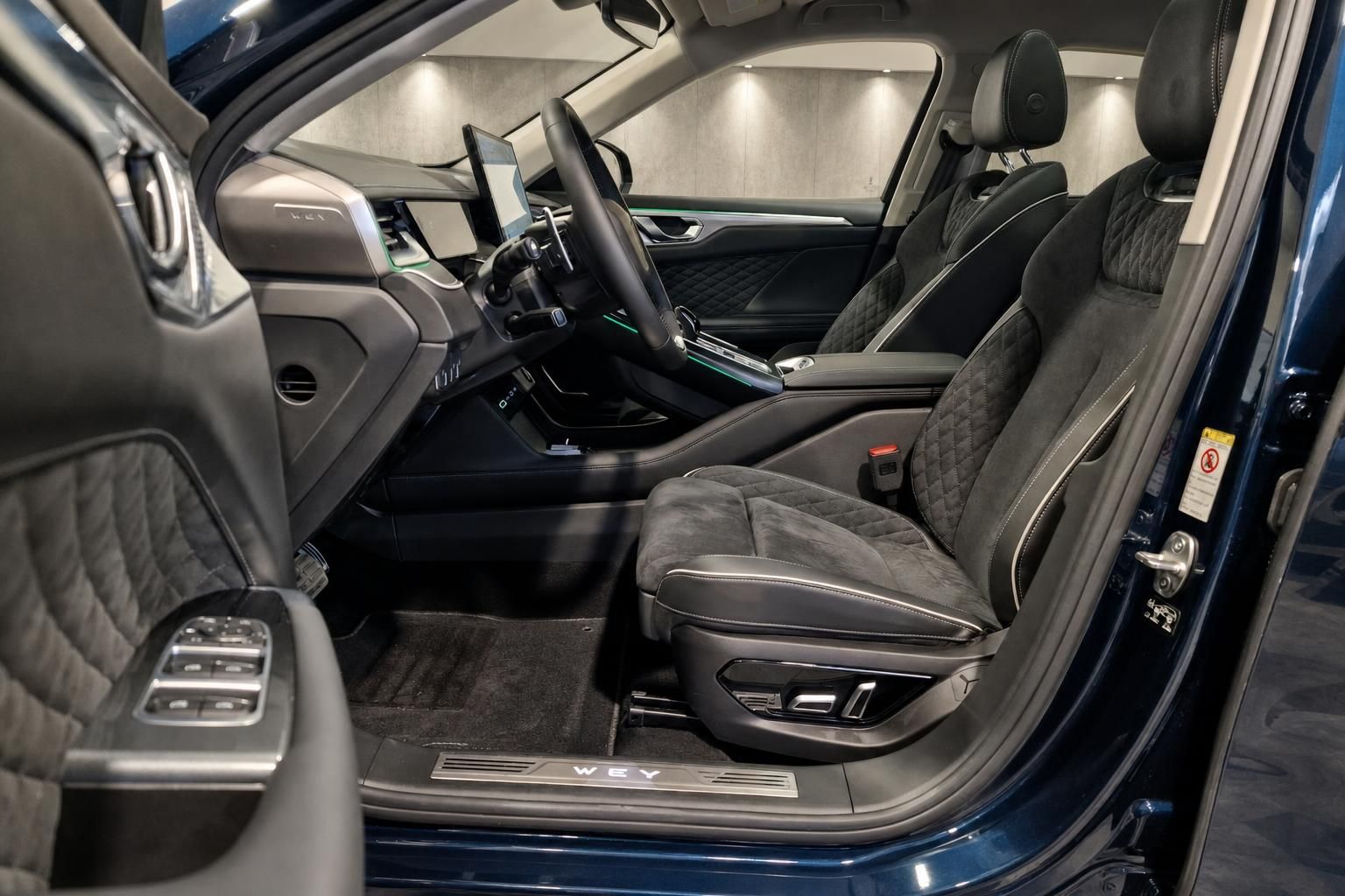 WEY SUV Innenraum Vordersitze schwarzes Leder und Cockpit Ansicht
