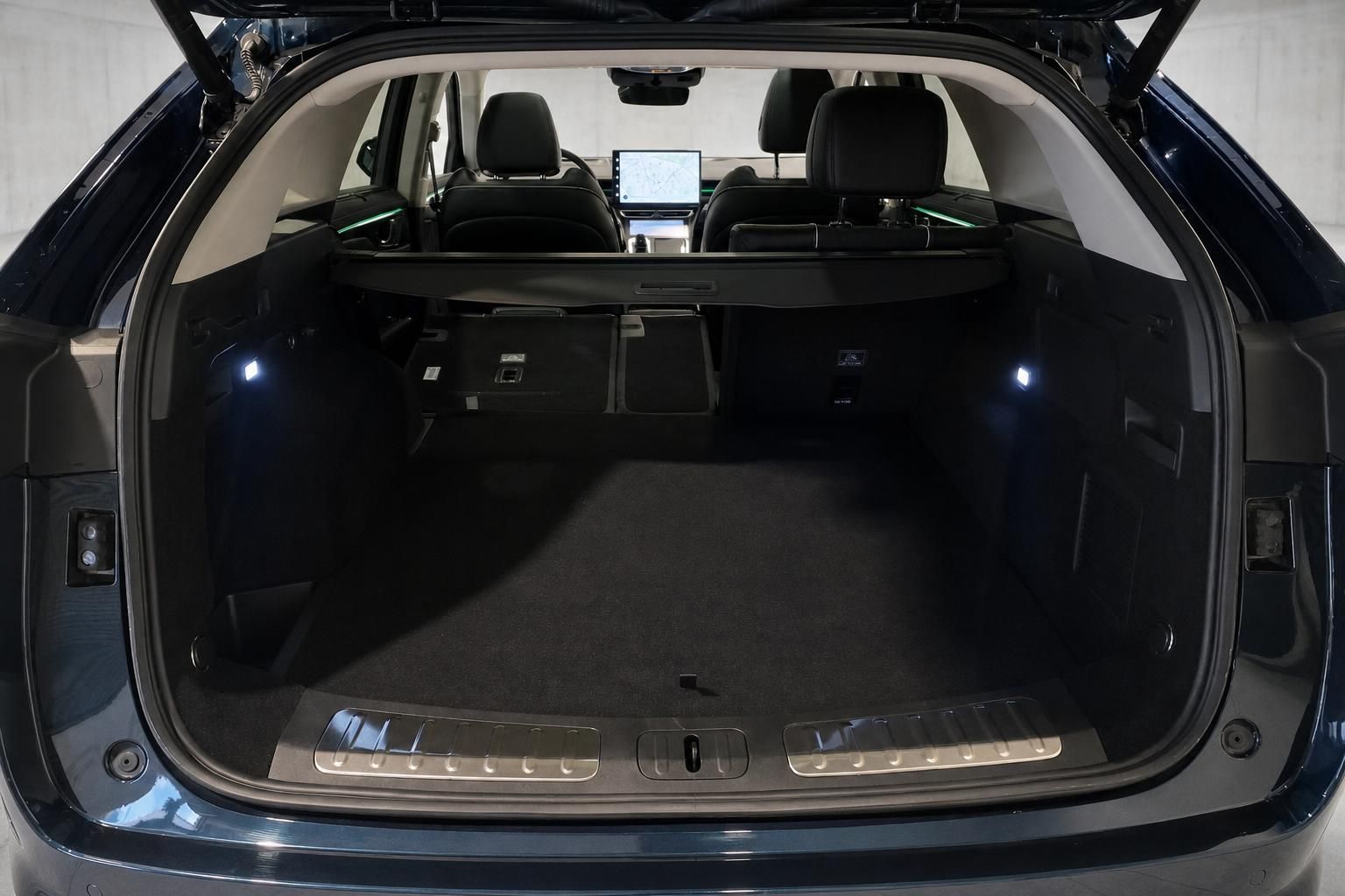Geraeumiger Kofferraum des Lincoln SUV mit geoeffneter Heckklappe