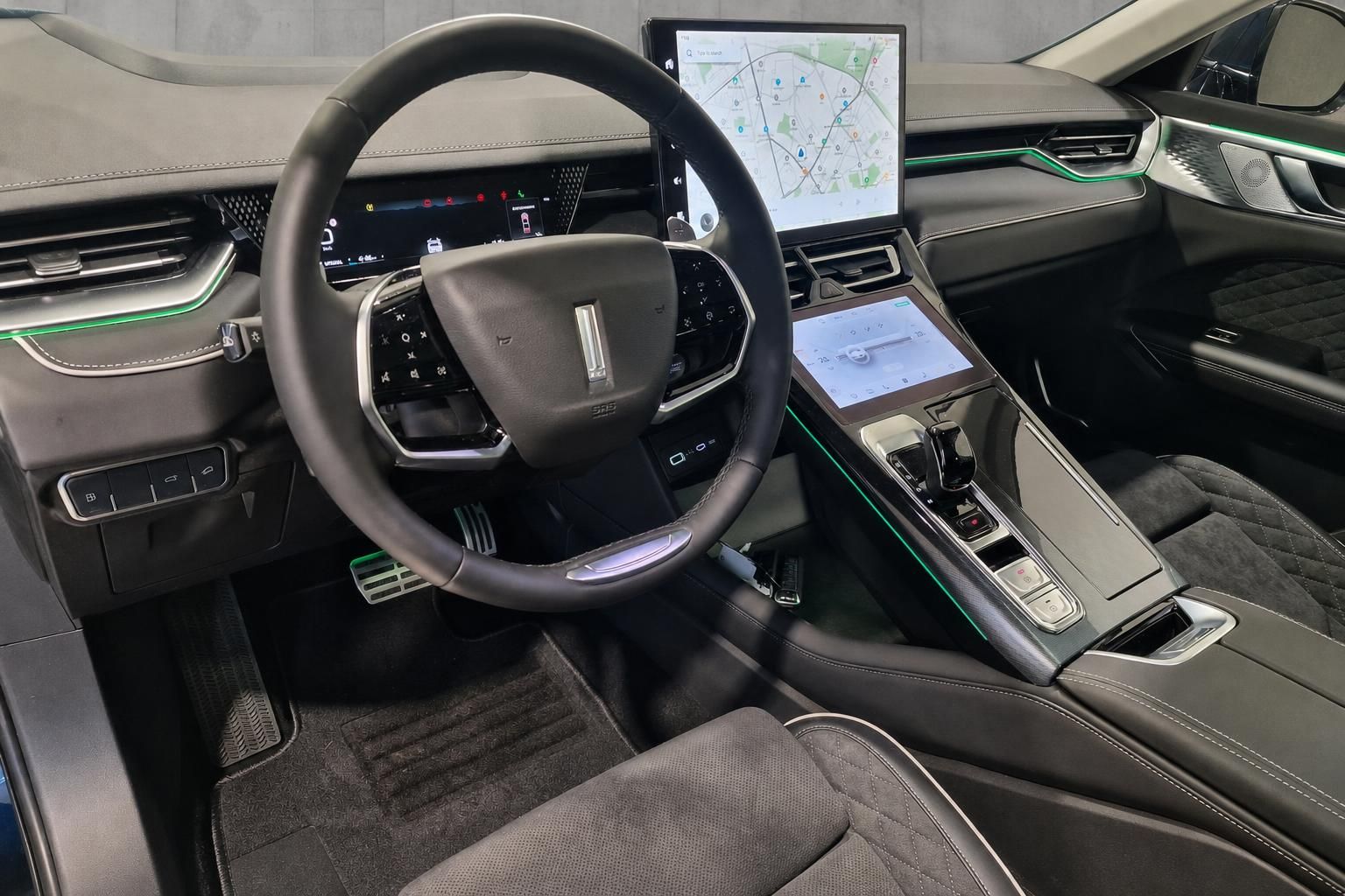 Cockpit und Lenkrad des Lincoln SUV mit Touchscreen Navigation