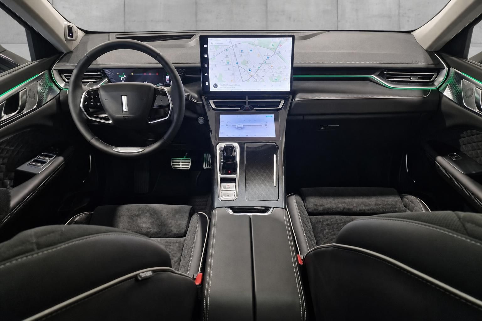 Innenraumansicht des Lincoln mit Vordersitzen und großem Touchscreen