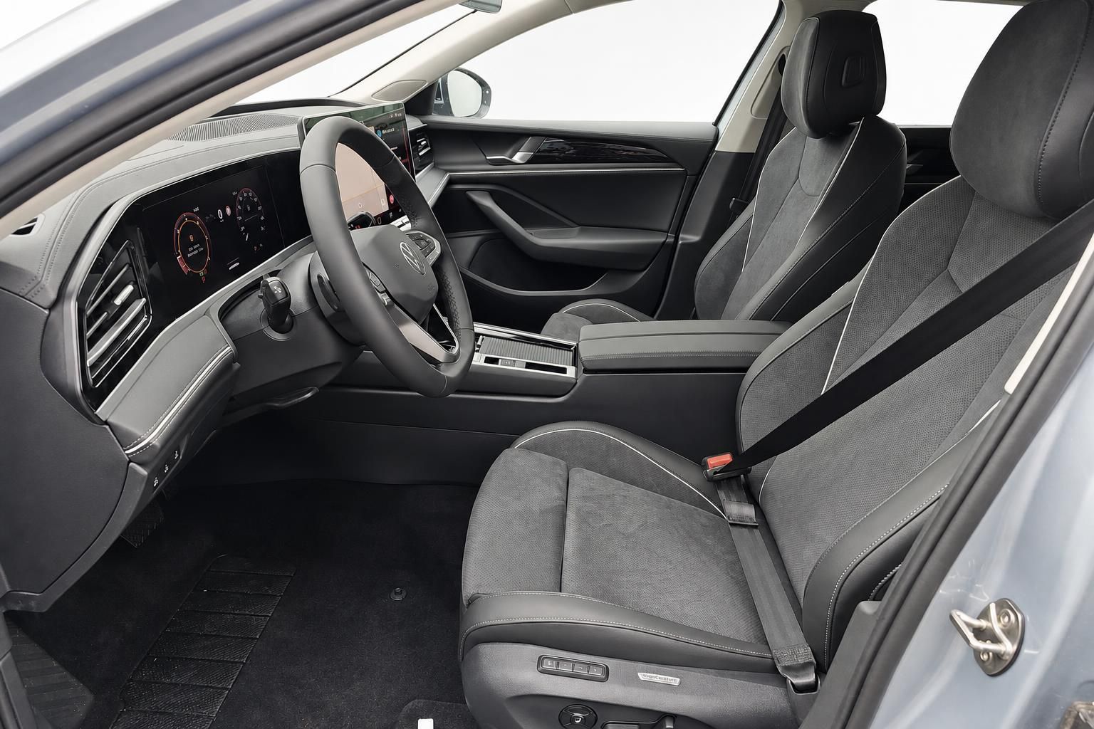VW Innenraum Vordersitze mit Lederausstattung und Cockpit