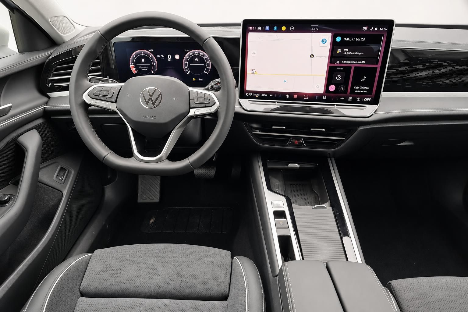 VW Cockpit mit Lenkrad und digitalem Navigationsdisplay