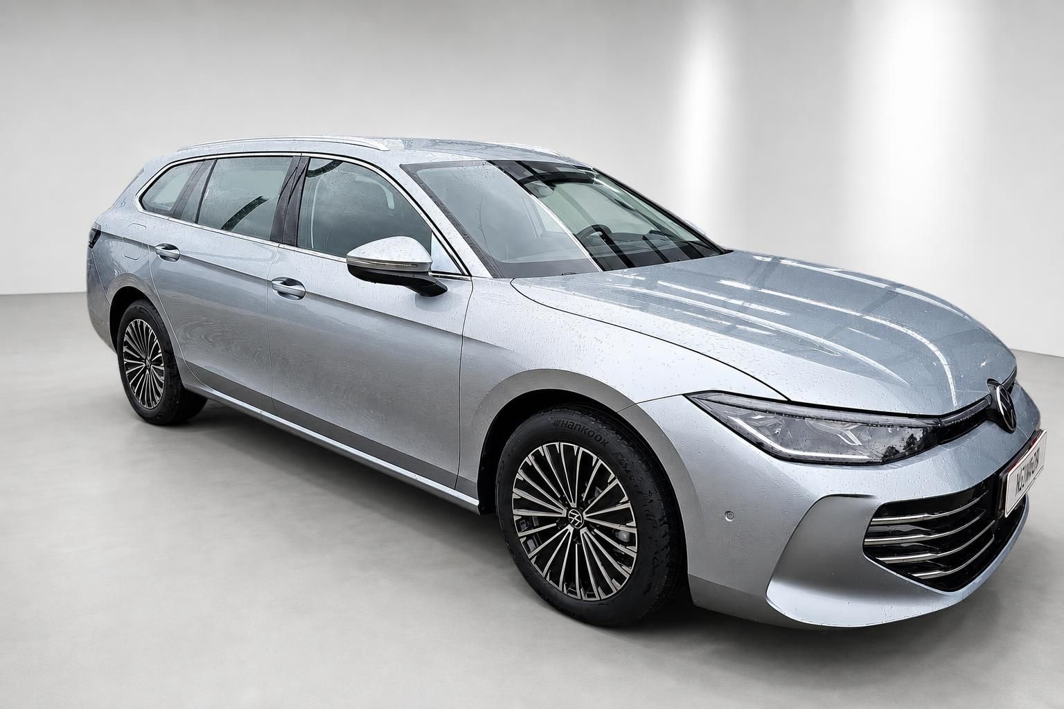 VW Passat Variant silber, Frontansicht schräg im Studio
