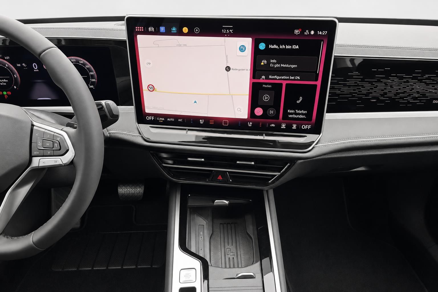 VW Infotainment-Bildschirm mit Navigation im Cockpit