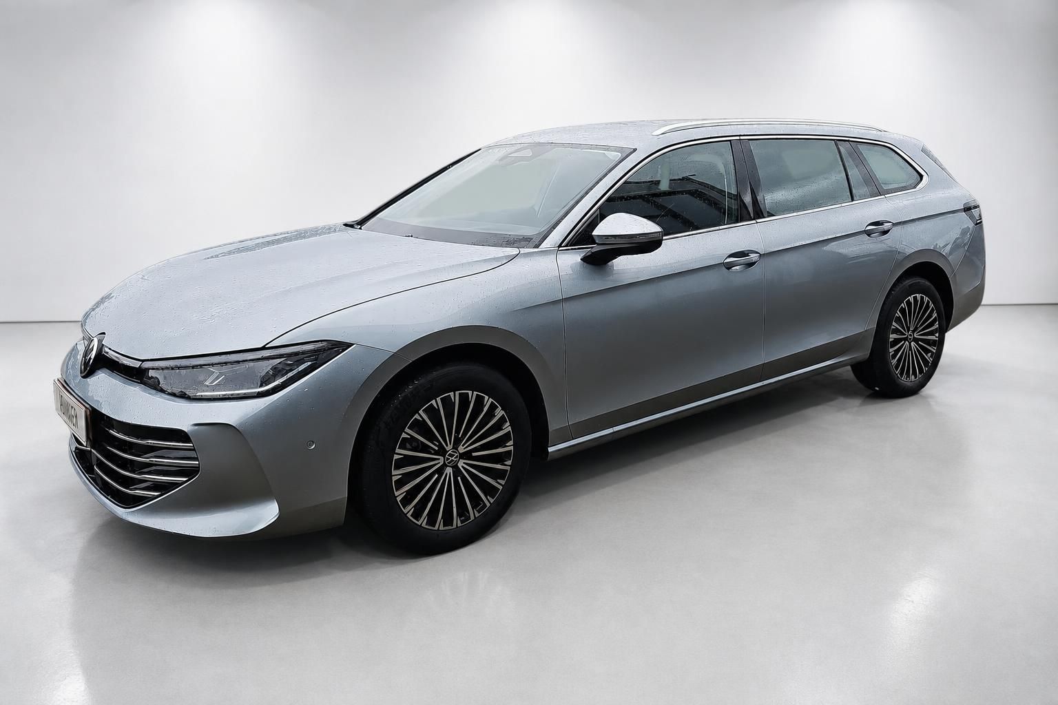 VW Passat Variant silber, Frontansicht seitlich im Studio