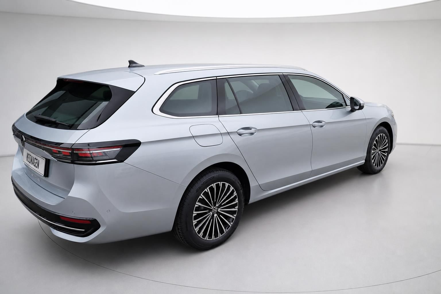 VW Passat Variant silber Heck- und Seitenansicht Studioaufnahme
