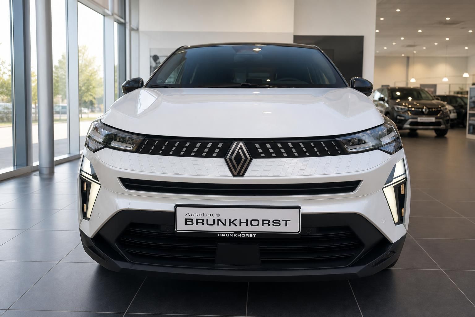 Renault Captur weiss Frontansicht im Autohaus - moderner SUV mit LED-Scheinwerfern