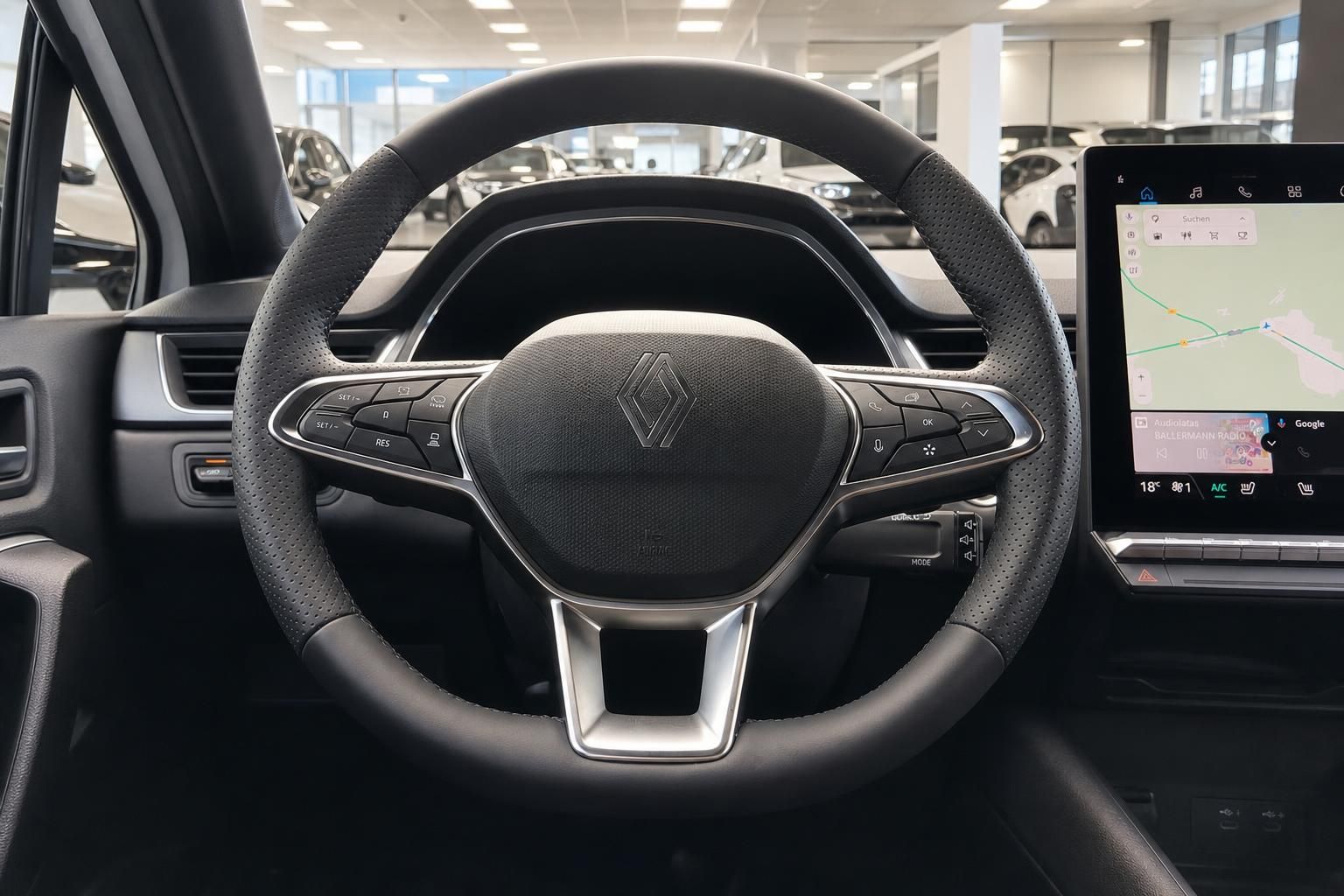 Renault Lenkrad mit Multifunktionstasten und Touchscreen-Display im Fahrzeug-Cockpit