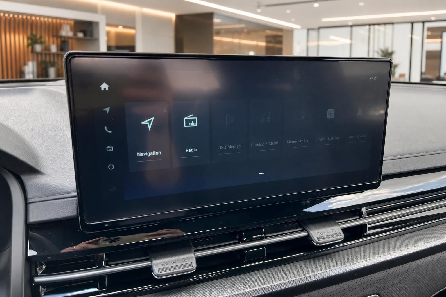 Großer Touchscreen mit Navigationssystem und Multimedia-Funktionen im modernen Fahrzeug-Dashboard