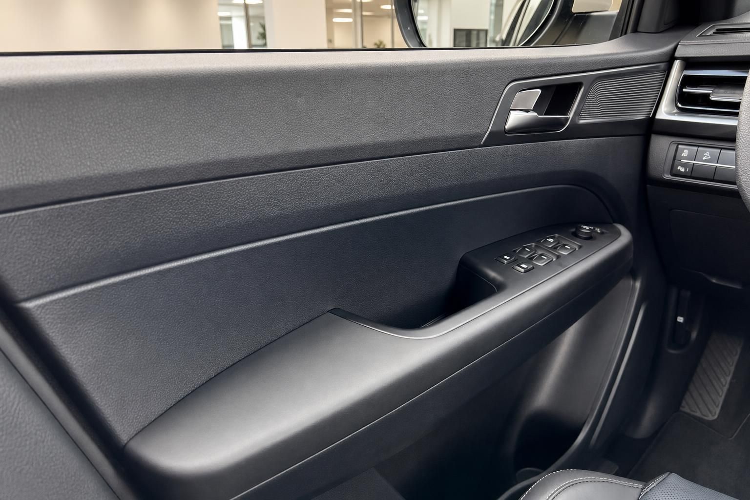 Türverkleidung mit elektrischen Fensterhebern und Premium-Ausstattung im Fahrzeuginnenraum