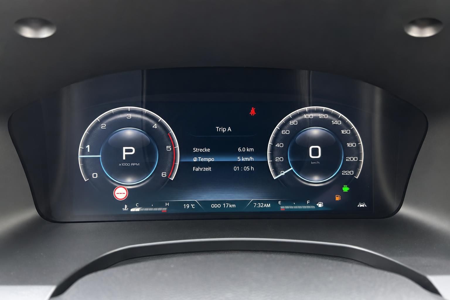 Digitales Kombiinstrument mit Tachometer und Drehzahlmesser im Fahrzeug-Cockpit