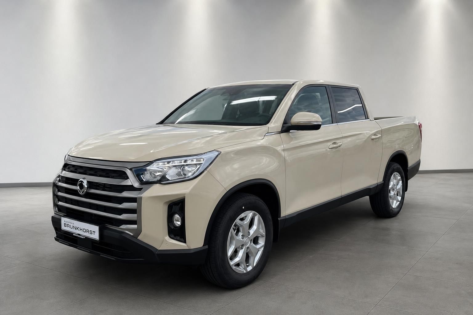 SsangYong Musso Pickup Truck beige Seitenansicht mit Aluminiumfelgen