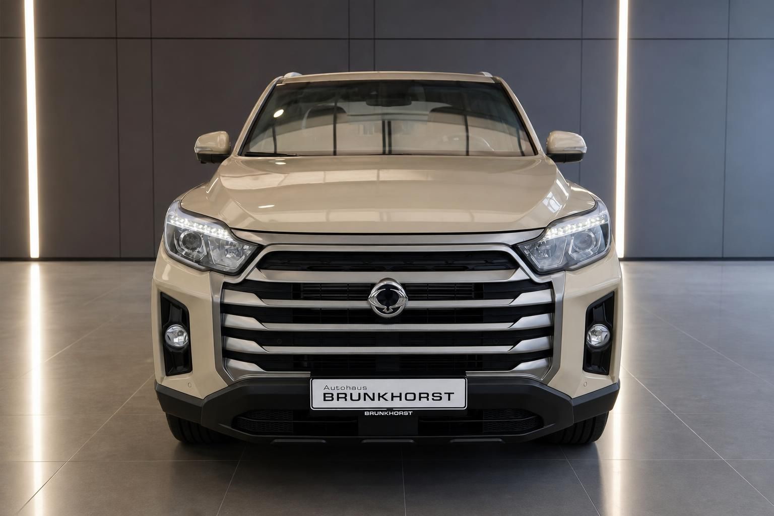 SsangYong Musso Pickup Truck beige Frontansicht im Autohaus Brunkhorst