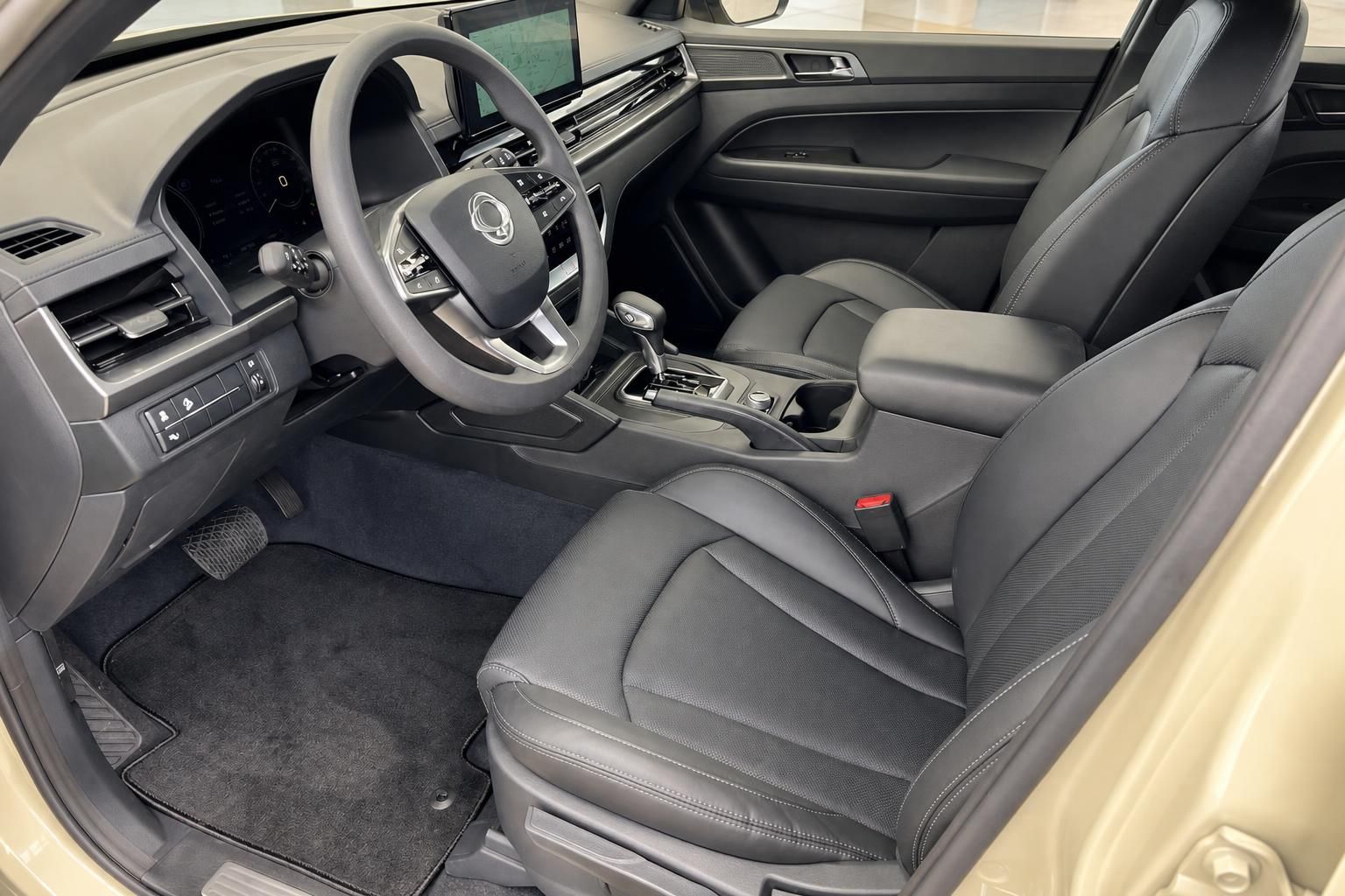 SsangYong Musso Innenraum schwarz-grau mit Ledersitzen und Armaturenbrett