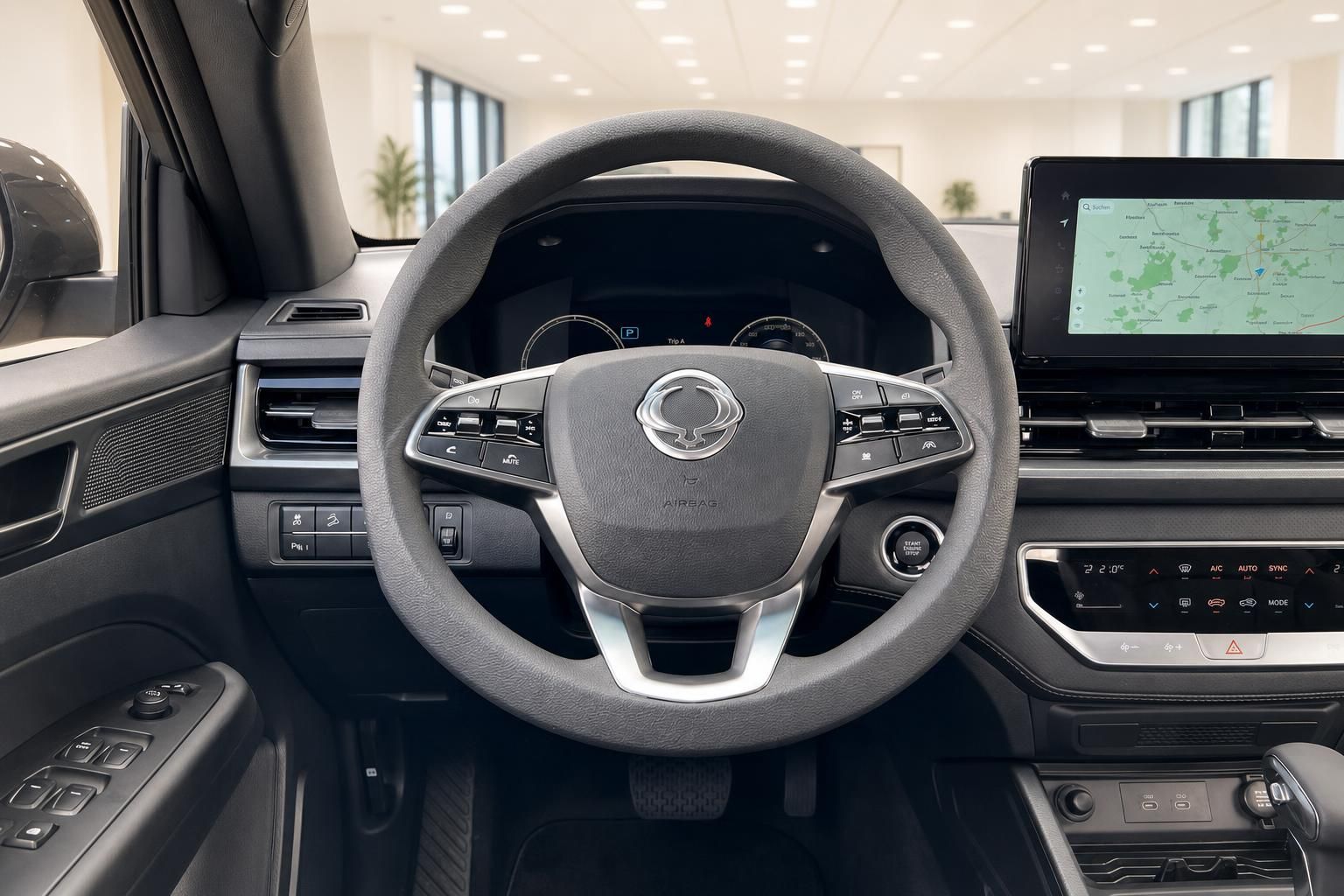 Modernes Cockpit mit Lenkrad, Armaturenbrett und Touchscreen-Display im SsangYong Fahrzeug