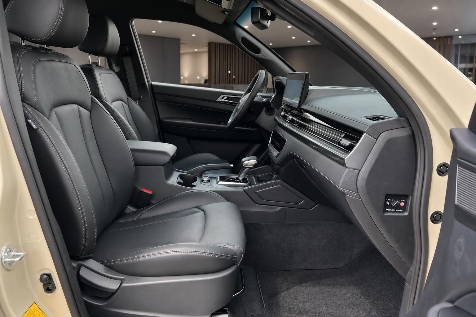 Innenraum mit grauen Ledersitzen und eleganter Mittelkonsole - Komfort und Design vereint