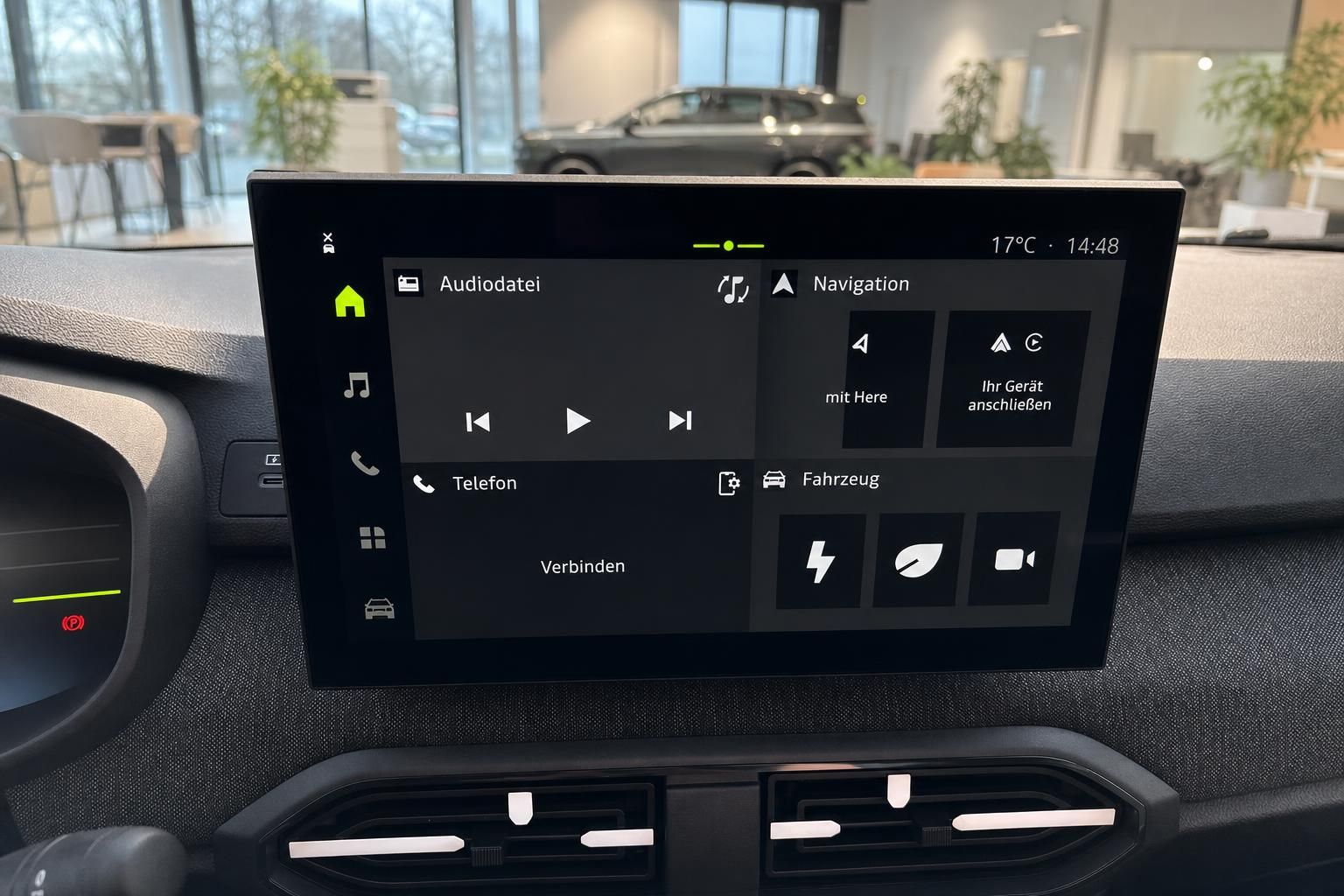 Fahrzeug Infotainment-System Display mit Navigation und Medienfunktionen im Cockpit